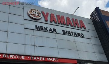  Motor di bengkel resmi dengan logo merek terlihat