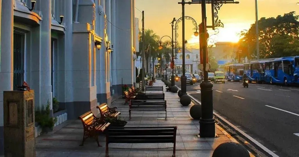 Gambar jalanan yang ramai di Dago Bawah dengan kafe dan bangunan tempat tinggal.