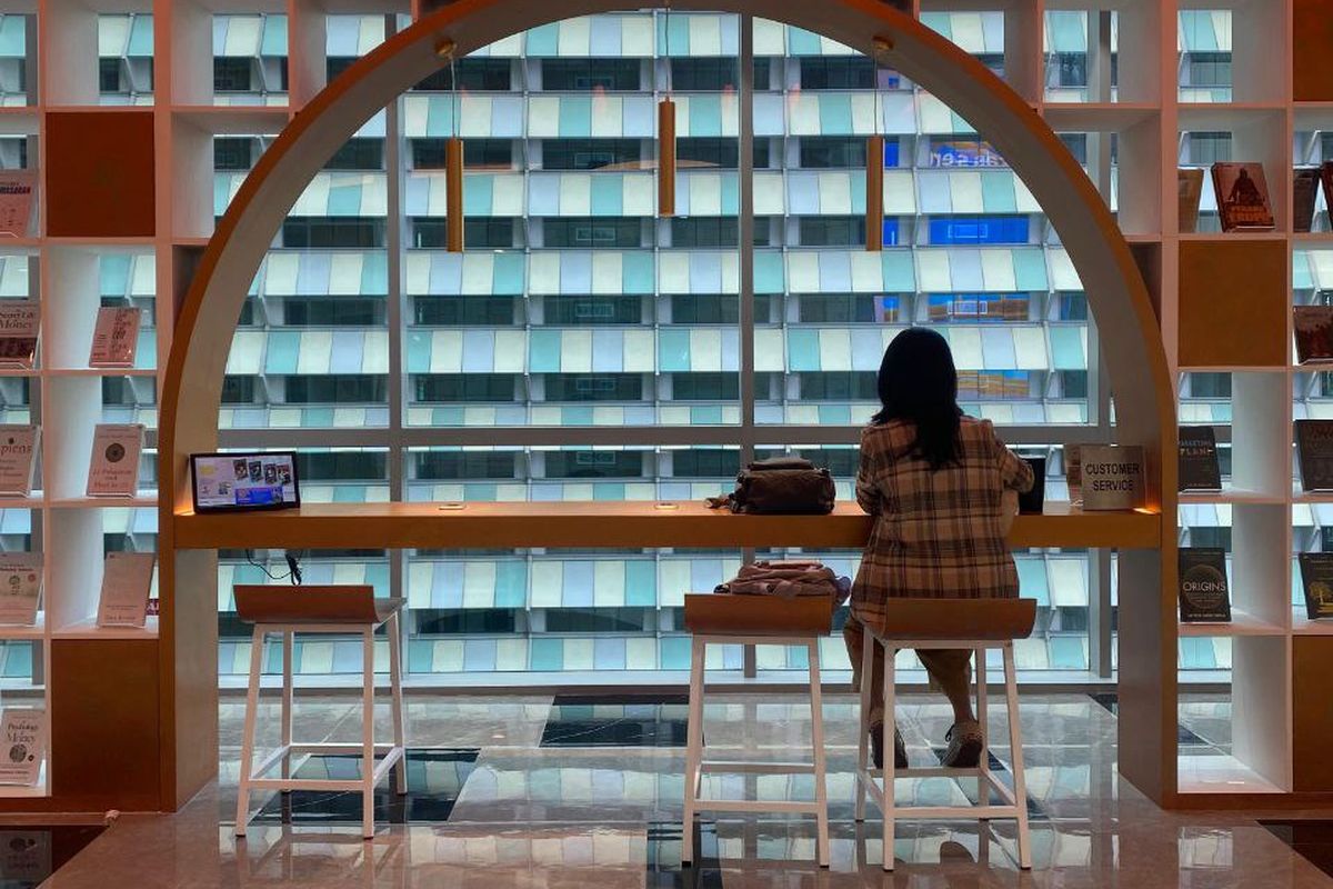 Gambar interior toko buku modern di dalam mall.