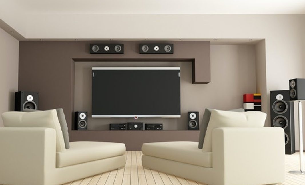 Ruang keluarga dengan televisi layar lebar, sound system, dan home theater yang modern.