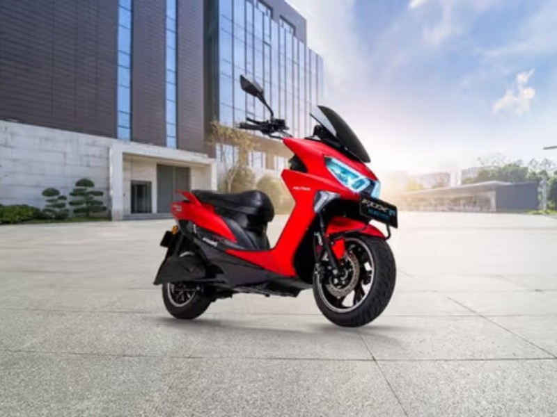 Gambar skuter listrik Alva One atau Polytron Fox-R diparkir di jalan yang indah di Bali, mungkin dekat Beachwalk Shopping Center, menonjolkan desain modern dan sifat ramah lingkungannya.