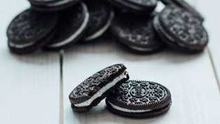 Gambar beberapa keping biskuit Oreo yang tertata rapi, sebagian sudah diputar dan diisi krim.
