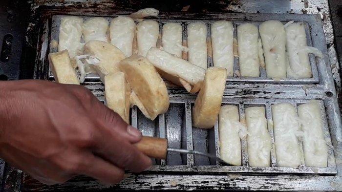  Kue bandros hangat di atas cetakan tradisional