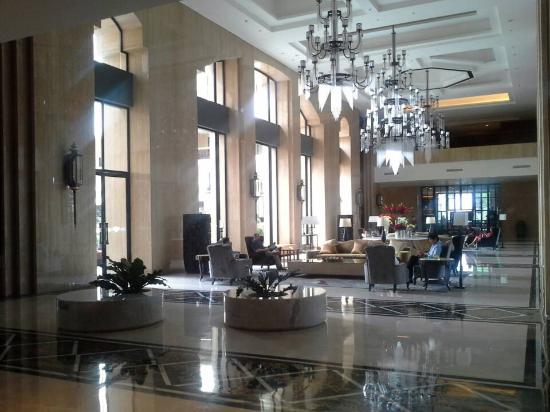 Gambar lobi mewah Hotel Tentrem Yogyakarta dengan elemen Jawa tradisional.