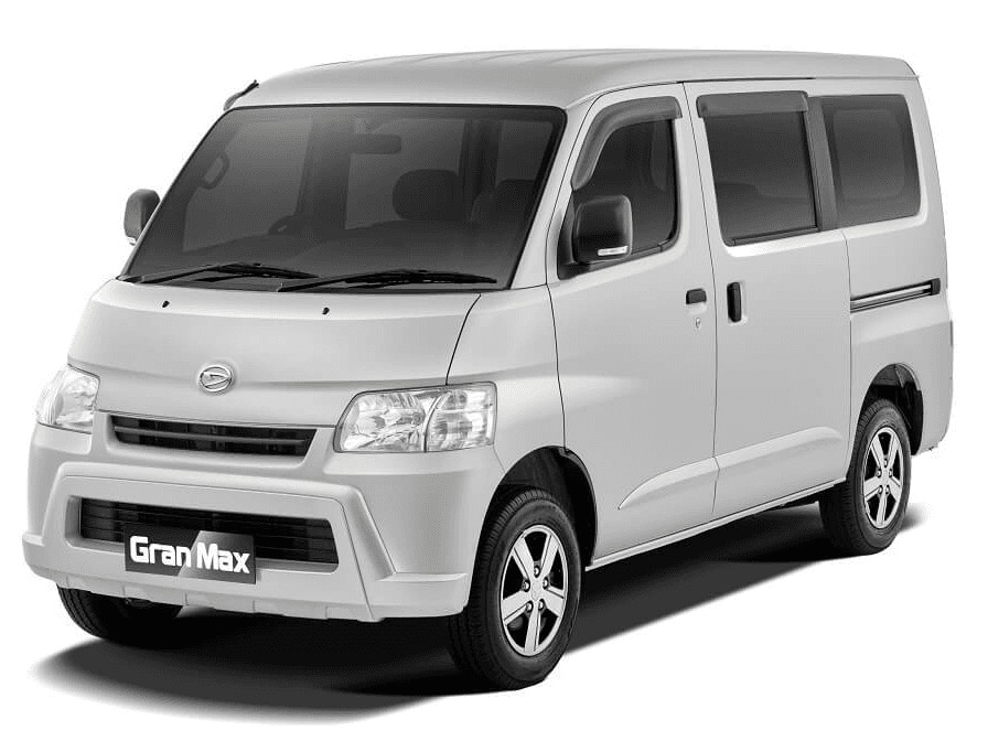 Gambar Daihatsu Gran Max (versi van panel atau minibus) diparkir di area komersial atau area bongkar muat dekat Ring Road City Walks Medan, menonjolkan kegunaannya untuk bisnis dan logistik.