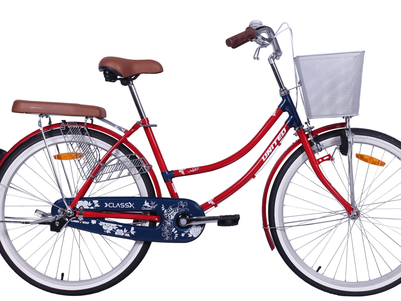 Gambar sepeda kota retro United Class X dengan pengendara stylish melaju santai di jalanan berpepohonan di bagian bersejarah kota, menonjolkan estetika klasiknya, dengan latar belakang samar Yogyakart