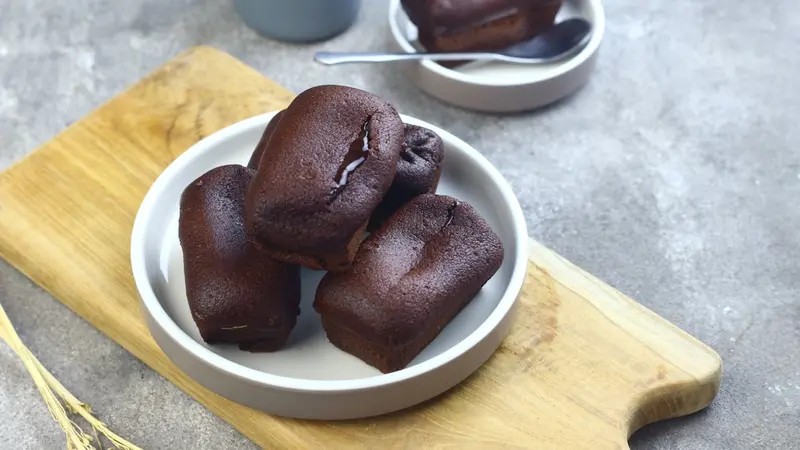 Beberapa potong kue balok coklat lumer yang baru matang.