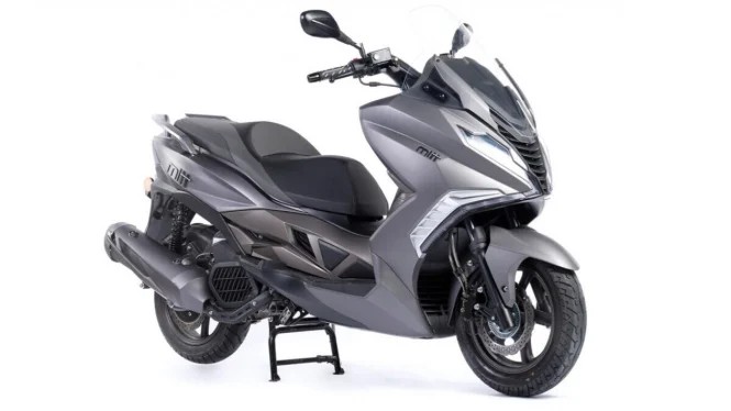 Motor matic dengan speaker custom yang terpasang rapi di bagian depan motor.