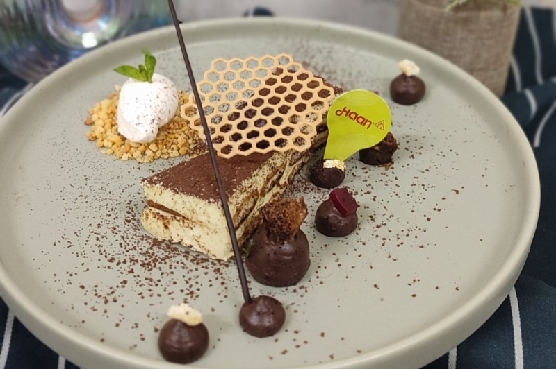 Piring berisi berbagai macam French pastry dan cake yang tersaji cantik.