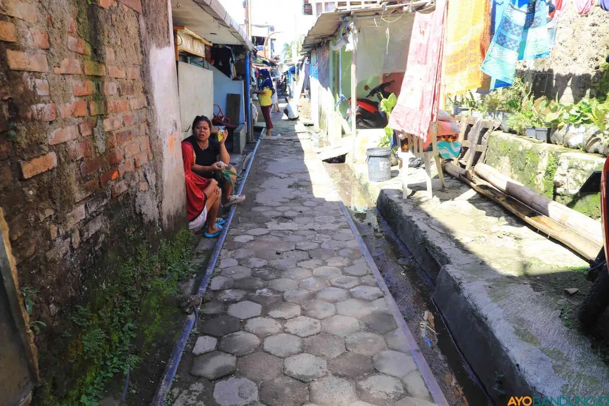 Gambar jalanan perumahan modern yang padat di Maleer.