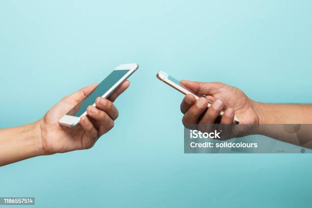 Tangan sedang memegang ponsel dengan nyaman, menunjukkan desain ergonomis yang pas di genggaman.