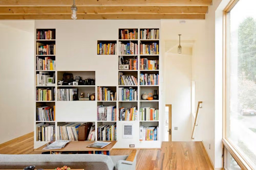 Gambar interior toko buku stylish dengan rak-rak buku yang tertata rapi.