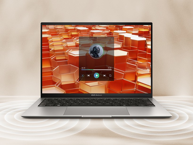 Gambar ASUS ZenBook S 13 OLED terbuka di meja nampan kelas bisnis maskapai penerbangan atau di lounge eksekutif mewah, menonjolkan desain ramping dan portabilitasnya, dengan latar belakang Plaza Indon