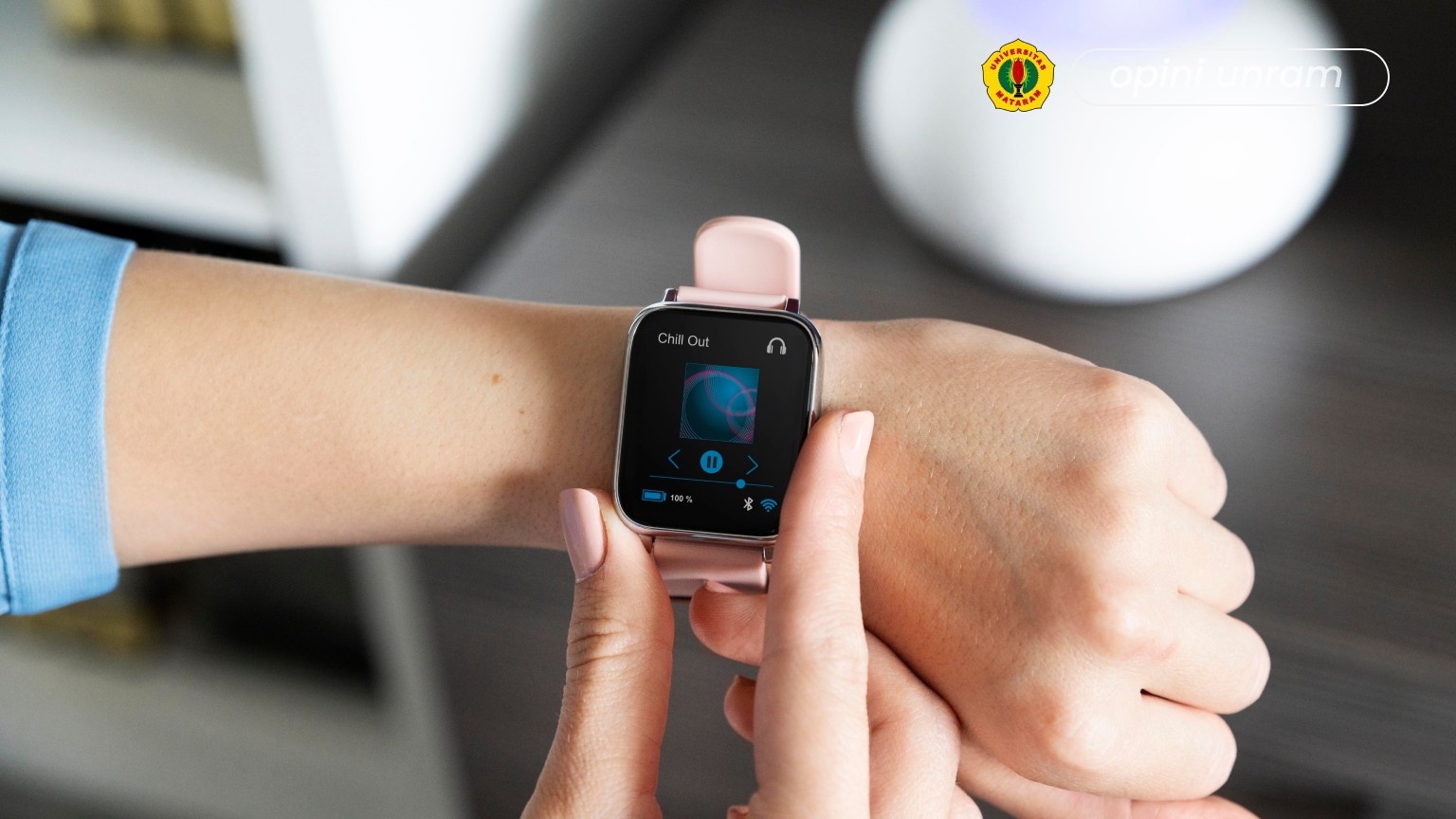 Jam tangan pintar di pergelangan tangan yang menampilkan data detak jantung atau aktivitas fisik.