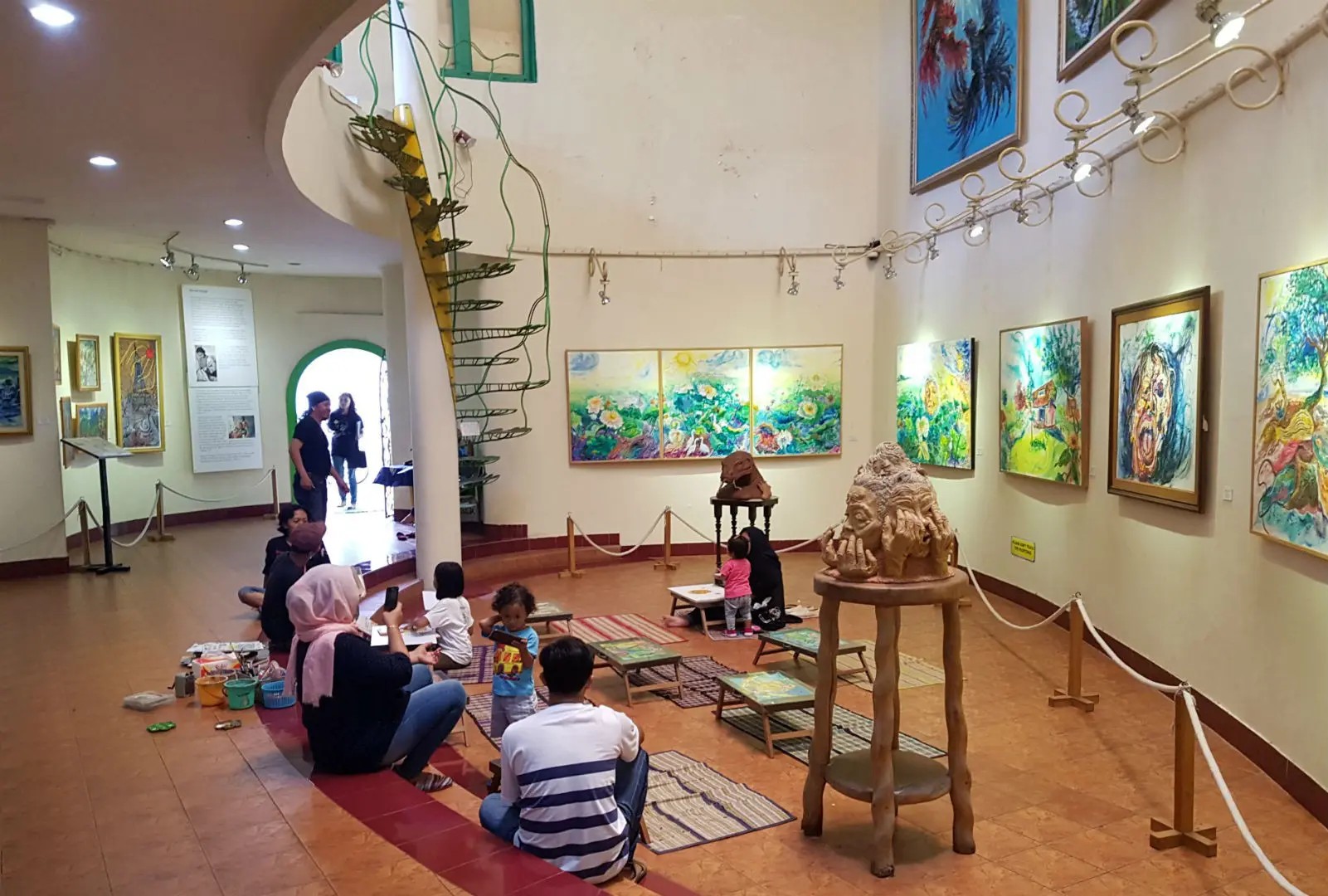 Gambar arsitektur unik Museum Affandi dengan lukisan di dalamnya.