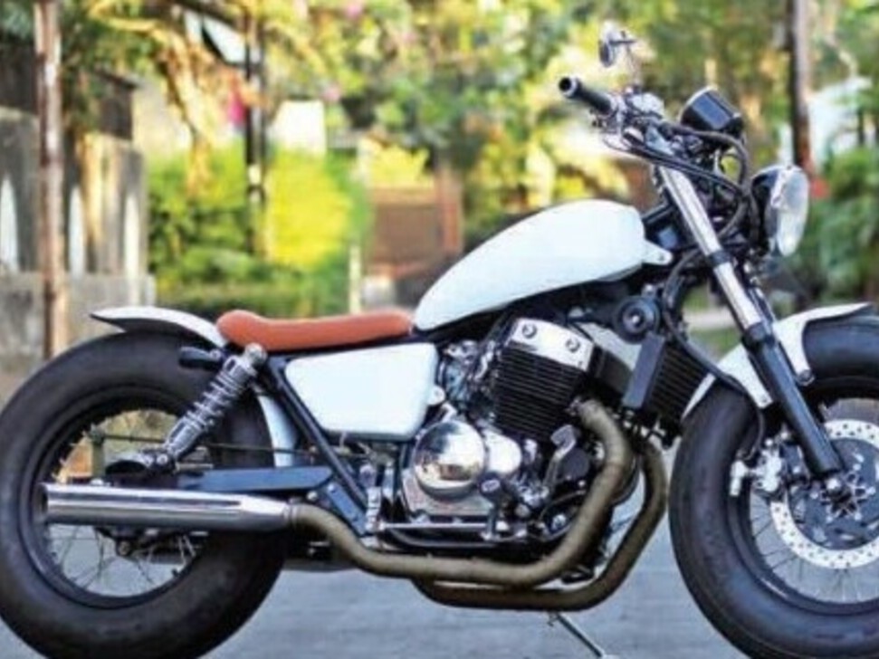 Gambar Benelli Patagonian Eagle 250 diparkir dengan elegan di depan Lawang Sewu, Semarang, menonjolkan desain cruiser klasik dan latar belakang sejarahnya.