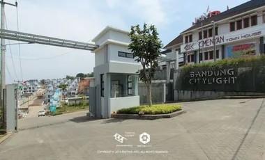 Gambar jalanan perumahan modern yang padat di Kiara Condong.