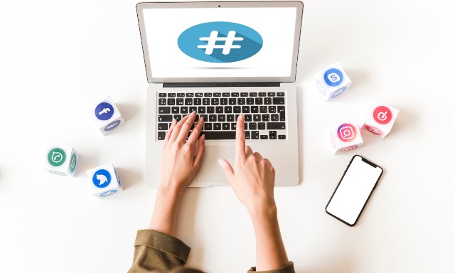 Layar smartphone dengan deretan hashtag yang relevan, beberapa di antaranya menyorot hashtag unik atau populer.