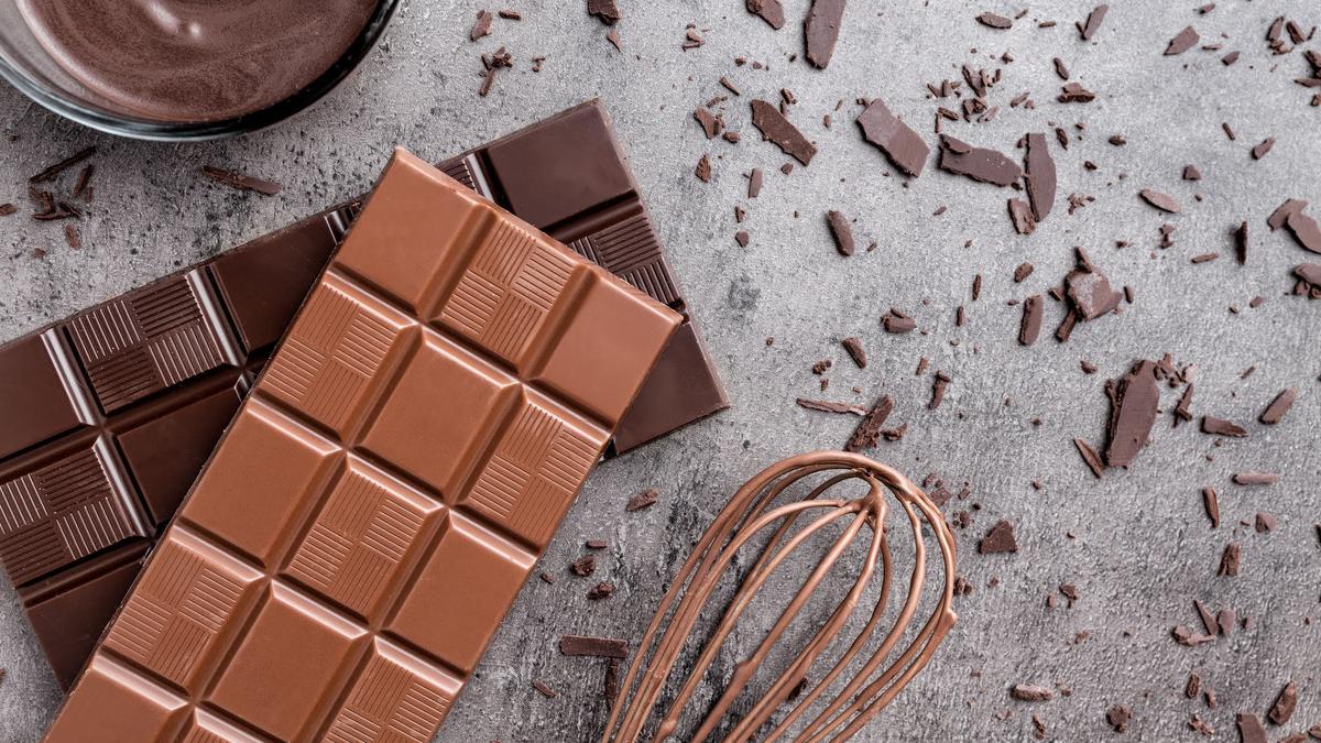 Gambar batang cokelat yang sudah patah, menunjukkan isian krim di bagian dalamnya.