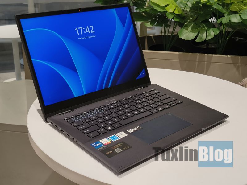 Gambar ASUS ExpertBook B9/B7 Flip di meja kantor yang ramping, menyoroti desain premium dan fitur keamanannya, dengan latar belakang kawasan bisnis Sudirman Jakarta Pusat.