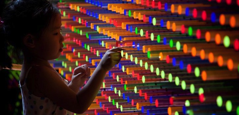 Anak-anak sedang bermain di wahana interaktif di Science Centre dengan ekspresi gembira.