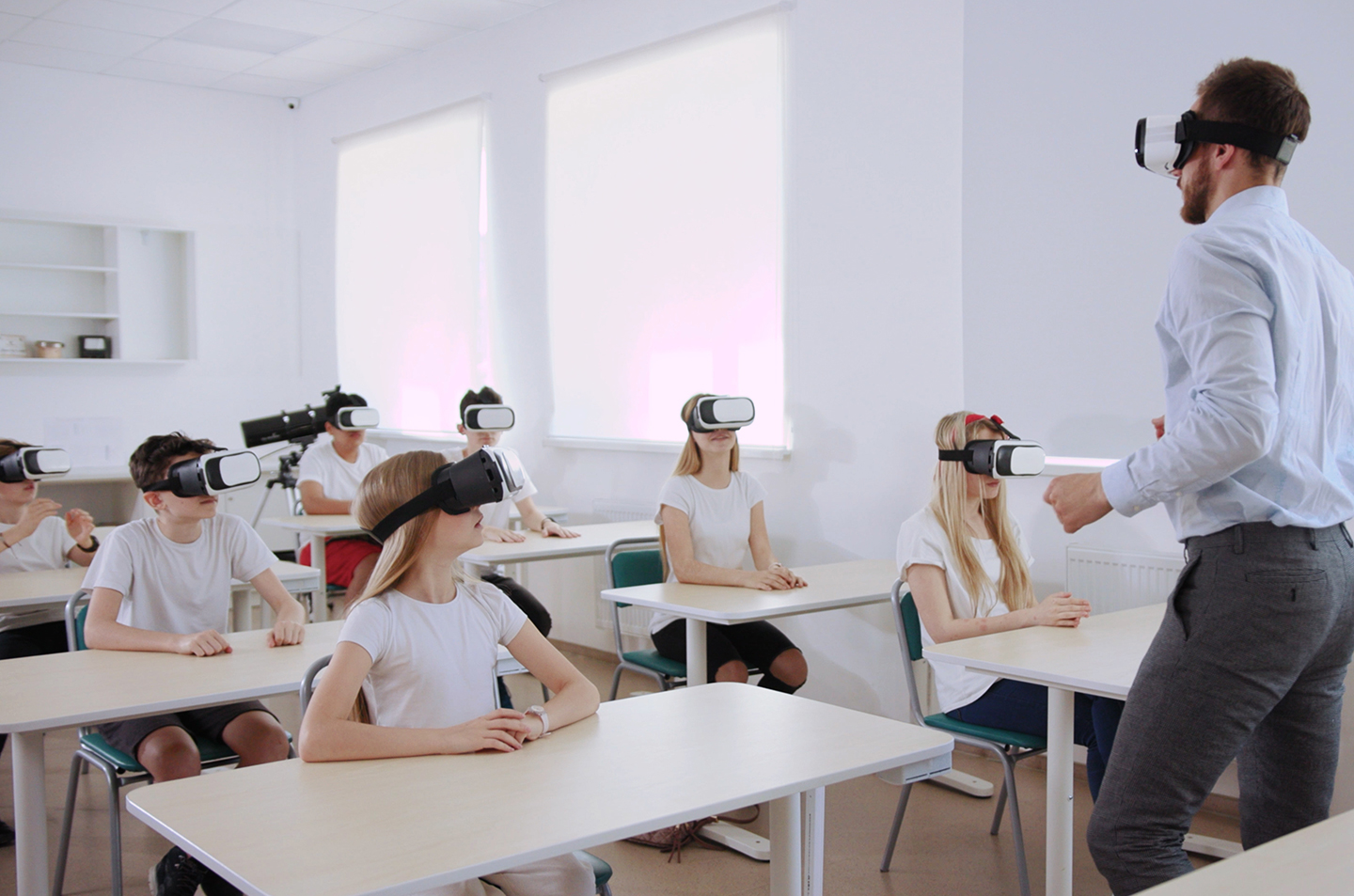 Siswa menggunakan komputer tablet atau laptop di ruang kelas dengan peralatan canggih, suasana inovatif.