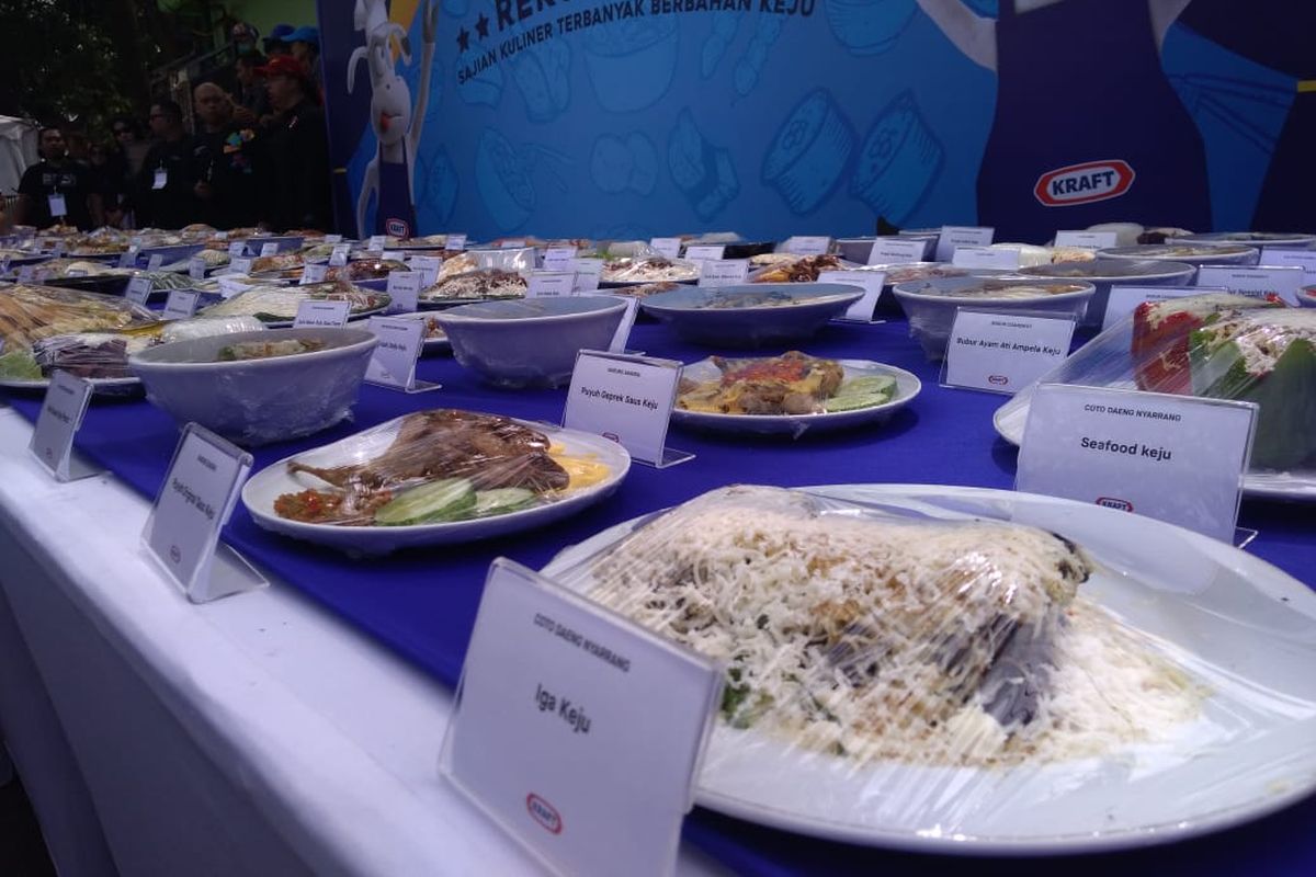 Berbagai hidangan khas Nusantara disajikan di festival kuliner Bandung.
