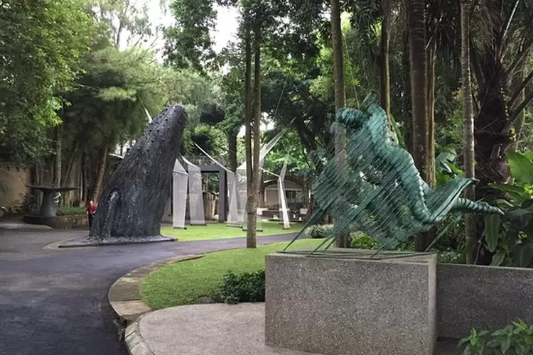 Patung-patung megah di area NuArt Sculpture Park dengan latar belakang hijau.
