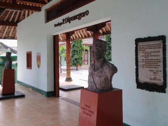 Gambar monumen Pangeran Diponegoro di Sasana Wiratama dengan pameran sejarah.