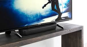 Soundbar modern diletakkan di bawah TV