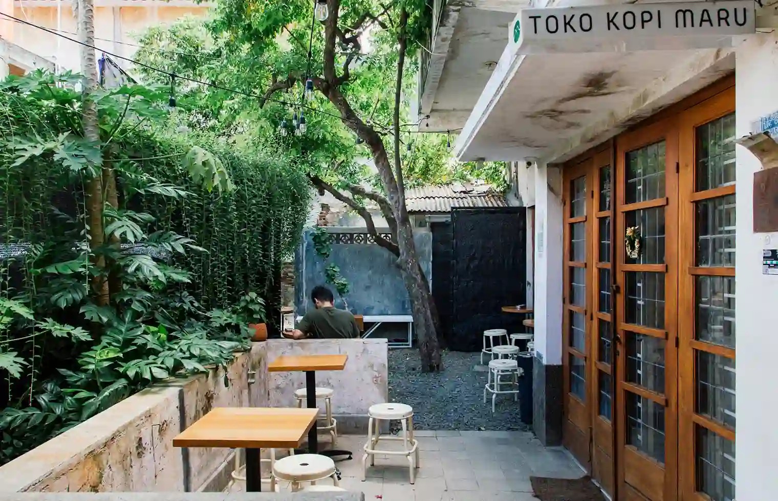 Sudut kafe hidden gem dengan desain interior unik dan pencahayaan temaram.