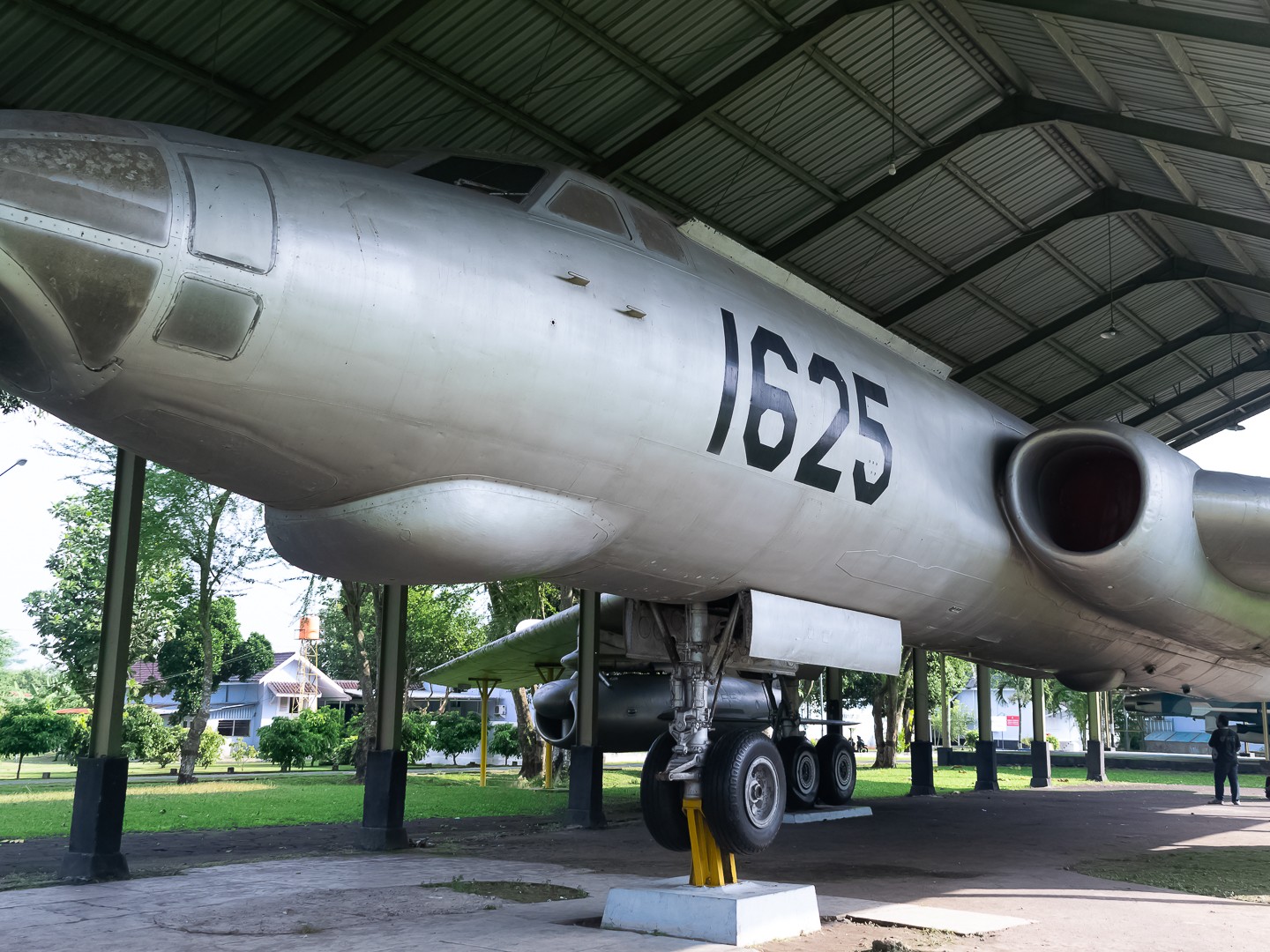 Gambar berbagai pesawat bersejarah yang dipajang di Museum Dirgantara Mandala.