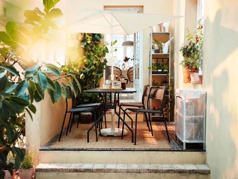 Interior cafe kecil yang nyaman dengan sofa dan bantal di area perumahan.