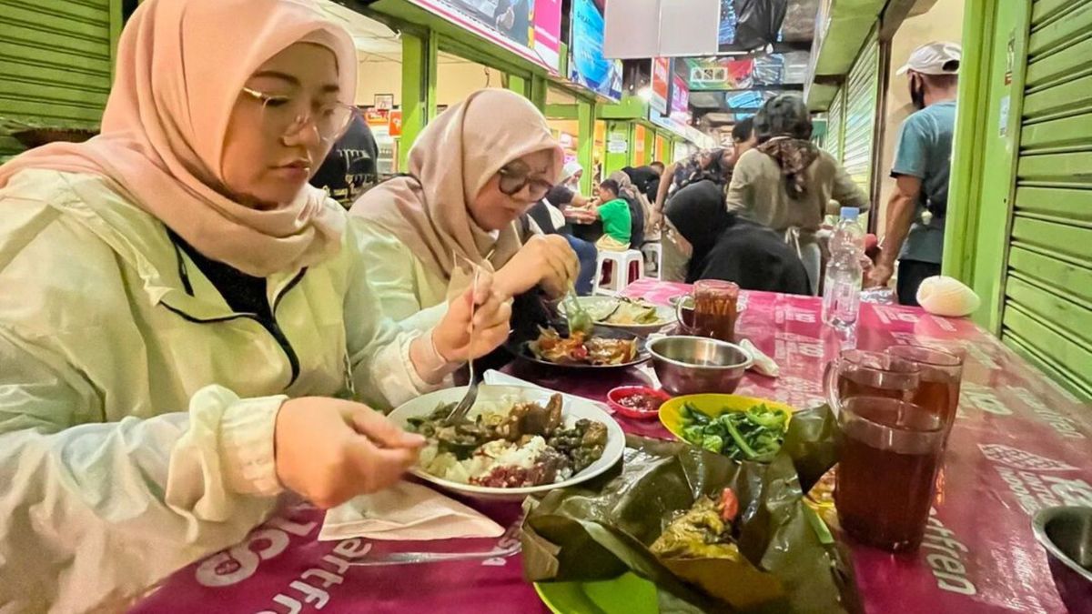 Suasana warung nasi campur tradisional yang ramai dikunjungi warga lokal di Bandung.