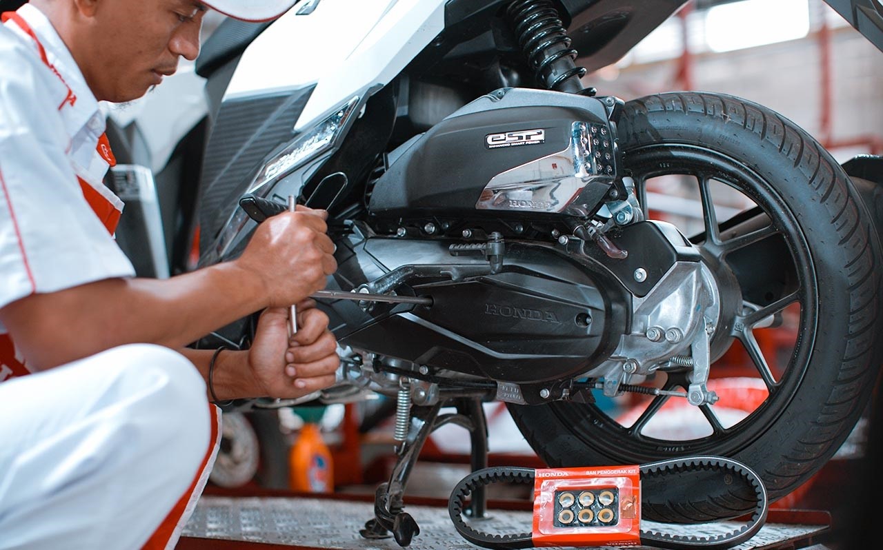  Motor sedang diservis di bengkel