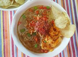 Semangkuk mie instan dengan kuah merah menyala penuh cabai rawit.