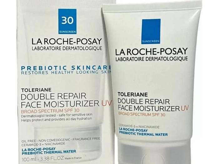 Gambar tube La Roche-Posay Toleriane Double Repair Face Moisturizer dengan estetika bersih dan farmasi, menonjolkan sifat lembut dan memperbaiki kulit sensitif, dengan latar belakang samar Semarang.