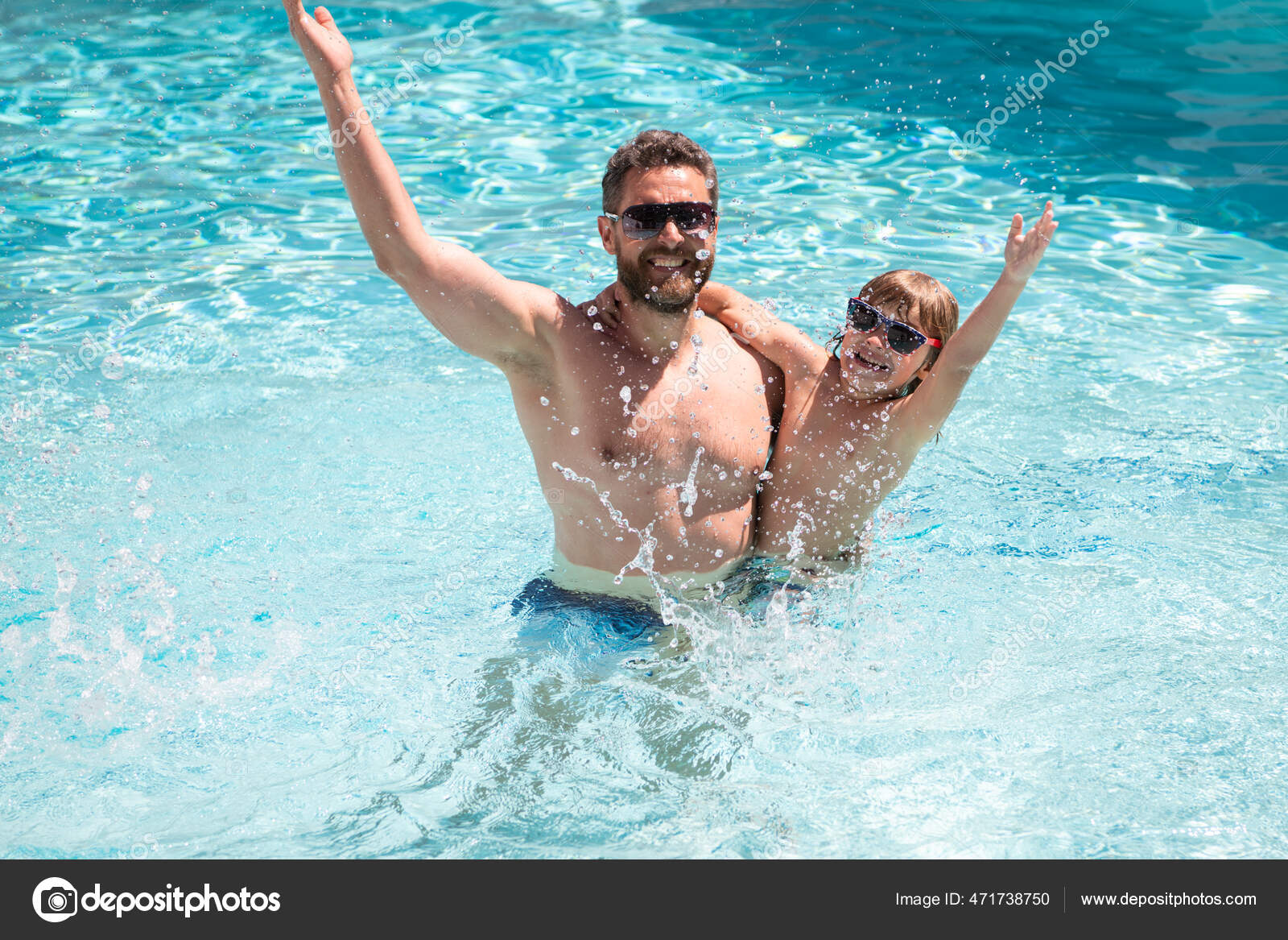 Keluarga sedang bermain air dan berenang di kolam renang yang cerah.