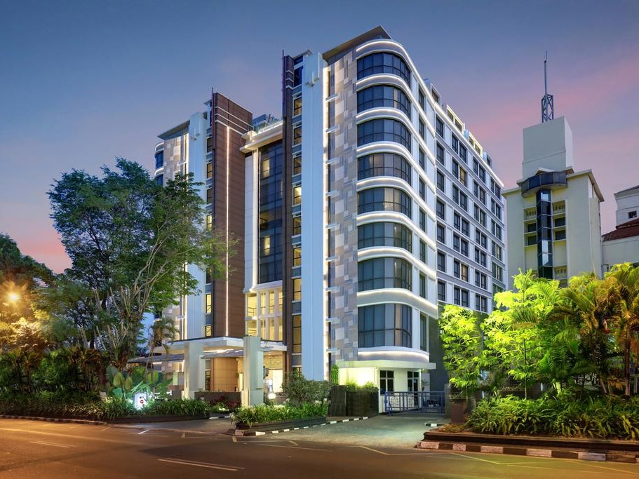 Gambar fasad modern Swiss-Belboutique Yogyakarta yang khas.