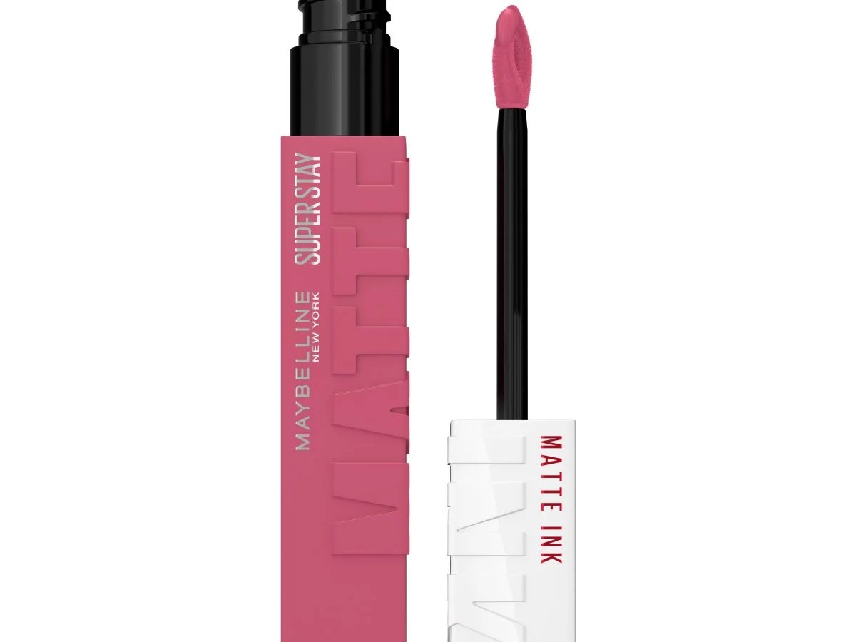 Gambar tube Maybelline Superstay Matte Ink Liquid Lipstick dengan desain ramping dan persegi panjang, menonjolkan hasil akhir matte yang tahan lama, mungkin dengan warna cerah yang dioleskan pada lata