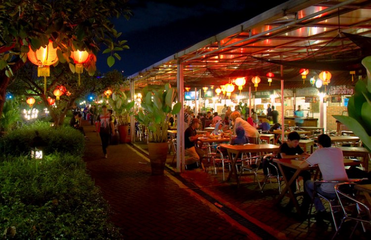 Suasana malam di Paskal Food Market dengan banyak pengunjung dan tenant makanan.