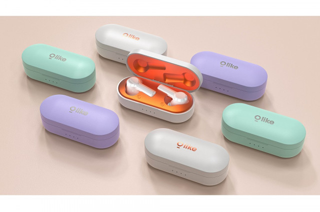 Ponsel sedang mengisi daya sepasang TWS earbuds yang diletakkan di bagian belakangnya.