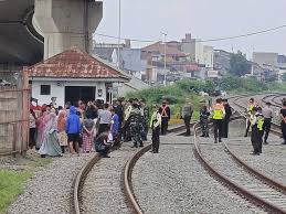 Gambar jalanan yang ramai di Ciroyom dekat stasiun kereta.