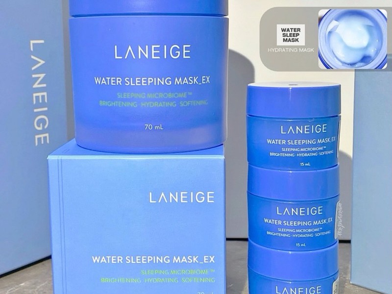 Gambar jar Laneige Water Sleeping Mask dengan tekstur tembus pandang yang menenangkan, menonjolkan sifat perbaikan dan hidrasi semalam, dengan latar belakang samar Jakarta Pusat.