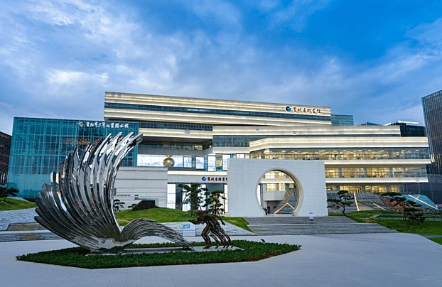 Gambar eksterior gedung perpustakaan umum yang megah.