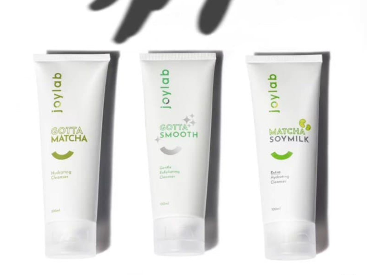 Gambar tube Joylab Skintillating Facial Cleanser dengan estetika bersih, minimalis, dan mungkin bertema hijau, menonjolkan sifat alami dan etisnya,