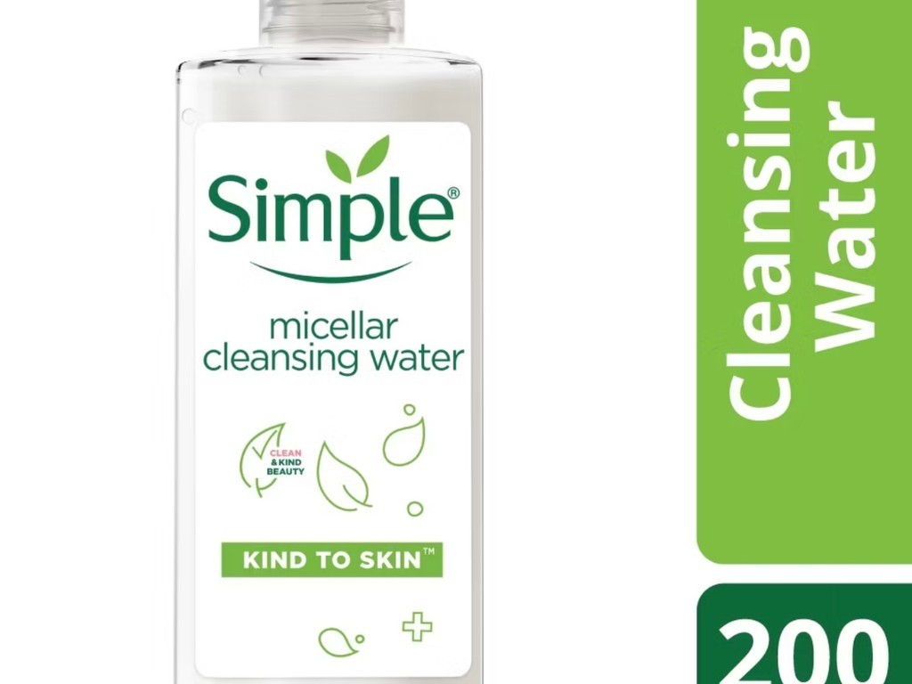 Gambar botol Simple Kind to Skin Micellar Cleansing Water dengan tutup hijau khas dan cairan transparan, menonjolkan kemurnian dan kelembutannya untuk kulit sensitif, dengan latar belakang samar Surab