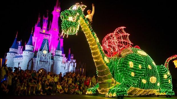 Parade kendaraan hias dengan lampu-lu