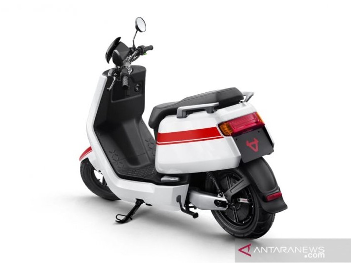 Gambar skuter listrik NIU NQi atau MQi Series diparkir dengan gaya di lingkungan perkotaan modern, mungkin di dekat Pakuwon Mall Surabaya, menonjolkan desain bersih dan sifat ramah lingkungannya.