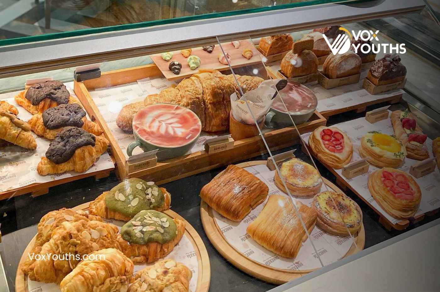 Meja penuh dengan berbagai jenis cake dan dessert cantik di cafe premium.